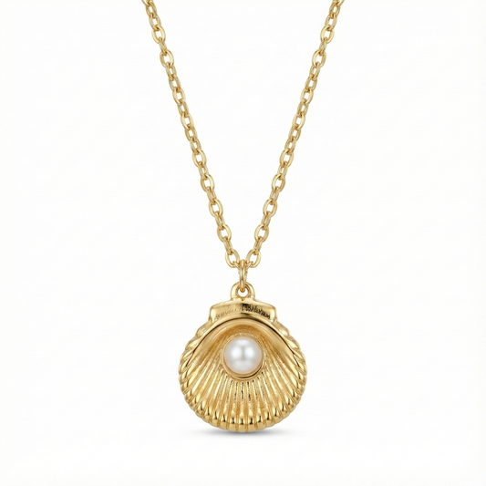 Collier d'été incontournable avec pendentif coquillage (cauri) et perle blanche, chaîne dorée en acier inoxydable waterproof.