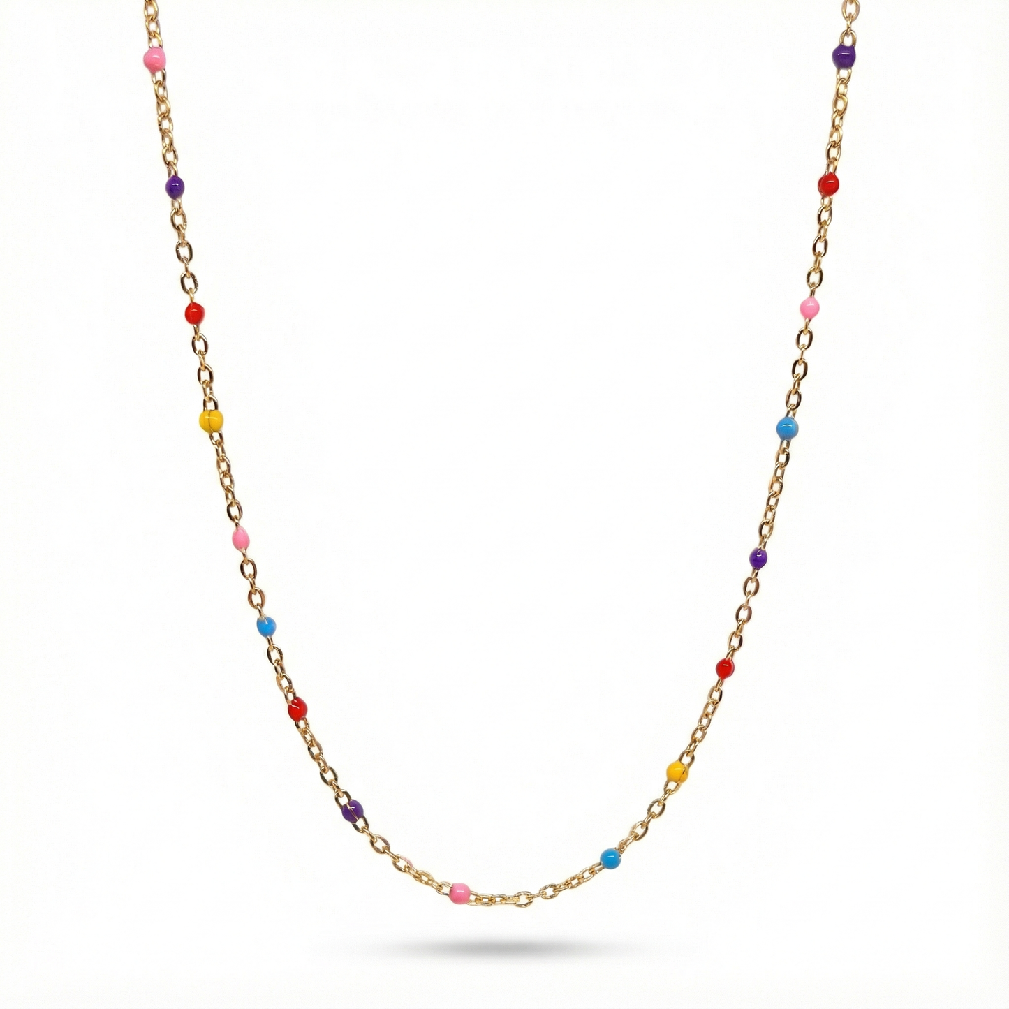 Collier d'été tendance en acier inoxydable doré orné de petites perles multicolores, style surfeur chic pour la plage.