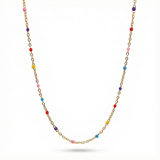Collier d'été tendance en acier inoxydable doré orné de petites perles multicolores, style surfeur chic pour la plage.