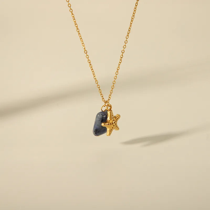 Ce collier étoile de mer en acier inoxydable doré, accompagné d’une pierre bleue brute, est une invitation au lâcher-prise et à la connexion avec l’océan. Une pièce légère et vibrante, entre force minérale et poésie marine.

Matériau : Acier inoxydable doré, pierre bleue synthétique, hypoallergénique, résistant à l’eau et à l’oxydation.