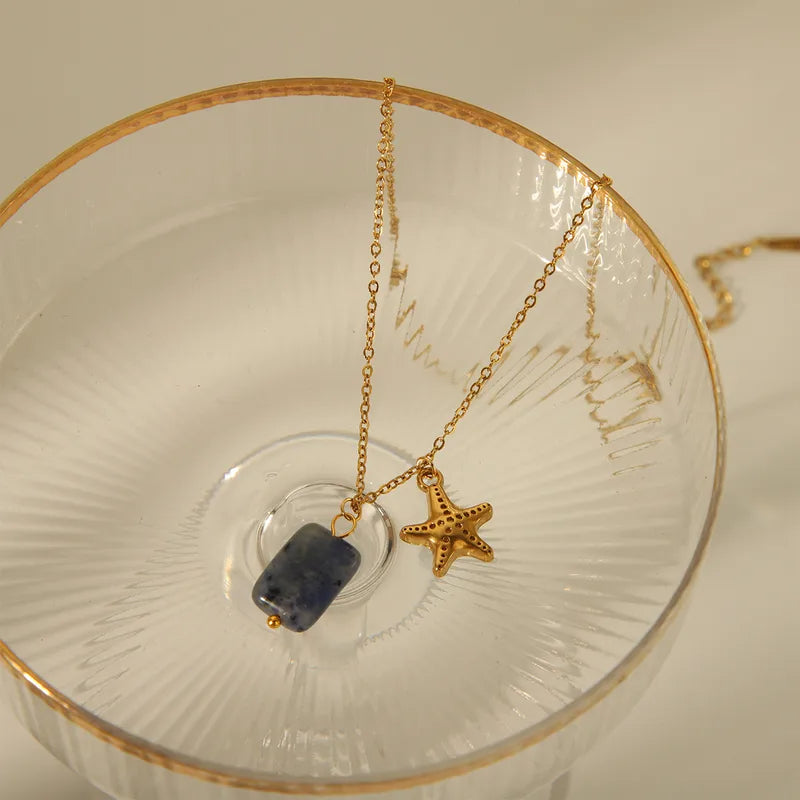 Ce collier étoile de mer en acier inoxydable doré, accompagné d’une pierre bleue brute, est une invitation au lâcher-prise et à la connexion avec l’océan. Une pièce légère et vibrante, entre force minérale et poésie marine.

Matériau : Acier inoxydable doré, pierre bleue synthétique, hypoallergénique, résistant à l’eau et à l’oxydation.