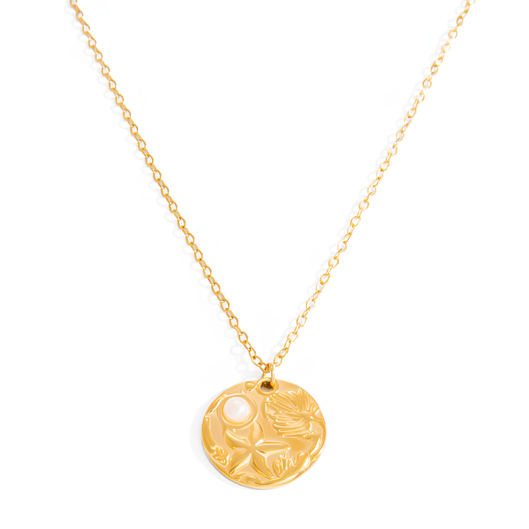 Ce collier médaille dorée en acier inoxydable évoque un univers marin précieux. Orné d’une perle blanche, d’une étoile de mer et d’un coquillage en relief, il capture l’esprit de l’océan avec élégance et symbolique.

Matériau : Acier inoxydable doré, hypoallergénique, résistant à l’eau et à l’oxydation, avec perle imitation nacre.