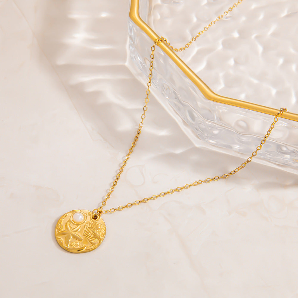 Ce collier médaille dorée en acier inoxydable évoque un univers marin précieux. Orné d’une perle blanche, d’une étoile de mer et d’un coquillage en relief, il capture l’esprit de l’océan avec élégance et symbolique.

Matériau : Acier inoxydable doré, hypoallergénique, résistant à l’eau et à l’oxydation, avec perle imitation nacre.