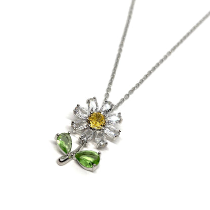 collier femme en acier inoxydable couleur argent avec pendentif marguerite ornée de strass blancs, jaunes et verts, bijou floral lumineux et poétique symbole de joie et de renaissance