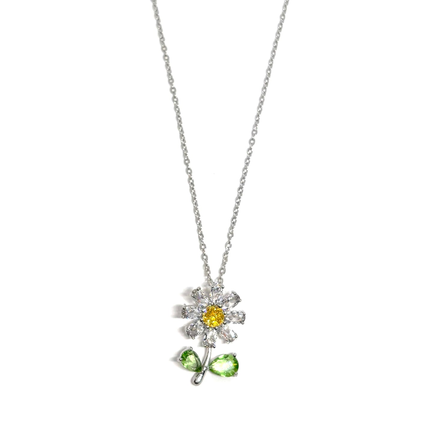 collier femme en acier inoxydable couleur argent avec pendentif marguerite ornée de strass blancs, jaunes et verts, bijou floral lumineux et poétique symbole de joie et de renaissance