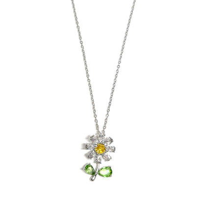 collier femme en acier inoxydable couleur argent avec pendentif marguerite ornée de strass blancs, jaunes et verts, bijou floral lumineux et poétique symbole de joie et de renaissance