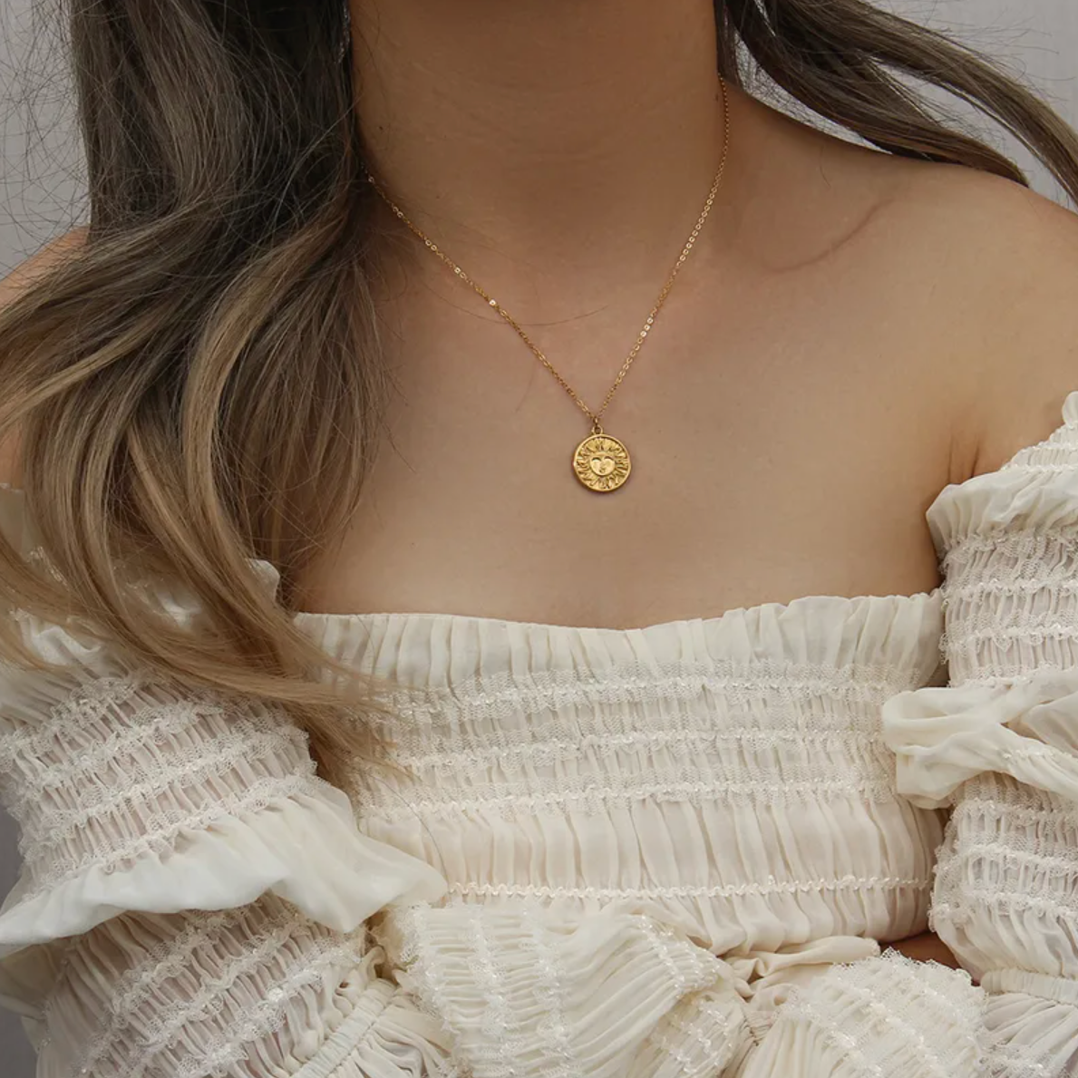 collier femme en acier inoxydable doré avec pendentif médaille soleil vintage gravée visage et rayons, chaîne réglable 45 cm + extension, bijou chic à offrir