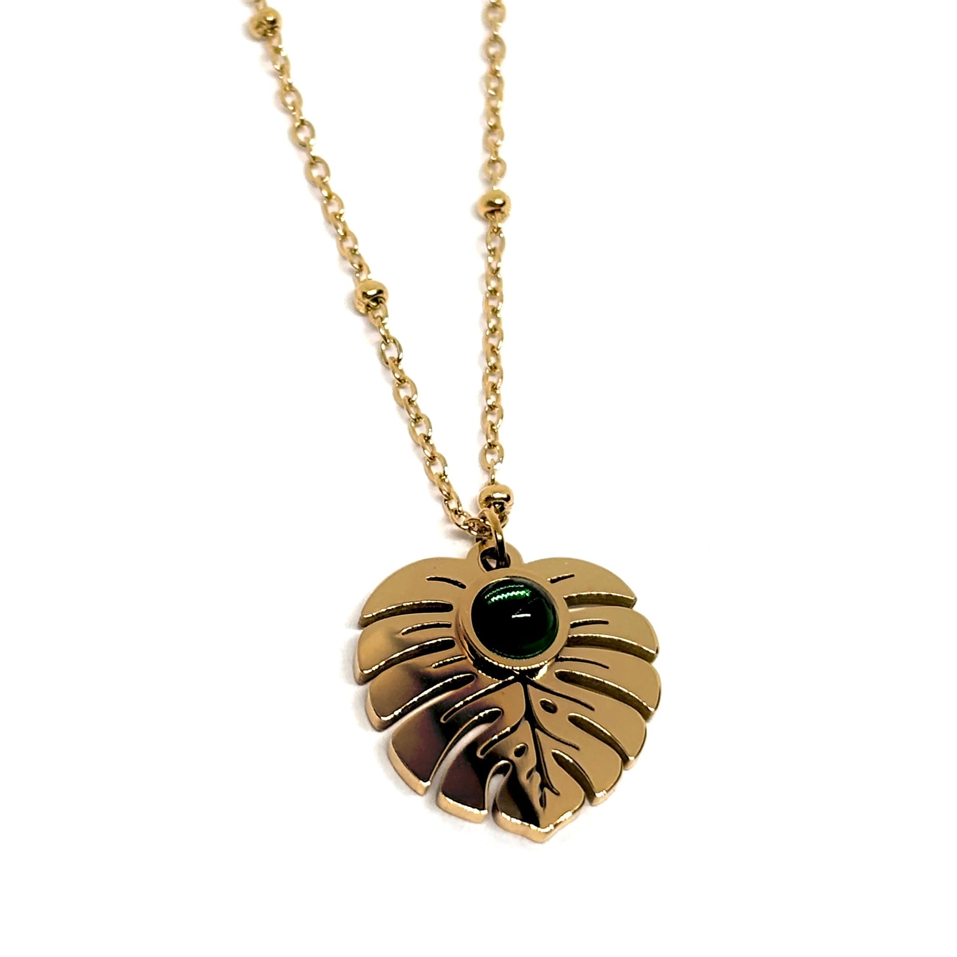 collier femme en acier inoxydable doré avec pendentif feuille de monstera et pierre verte centrale, chaîne réglable 40 +5 cm, bijou nature chic à offrir