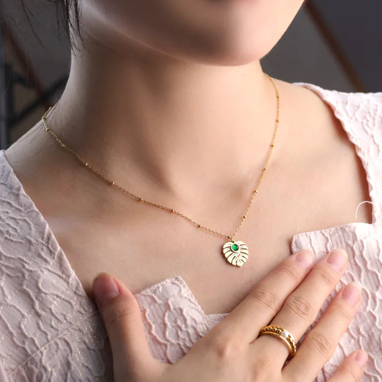 collier femme en acier inoxydable doré avec pendentif feuille de monstera et pierre verte centrale, chaîne réglable 40 +5 cm, bijou nature chic à offrir