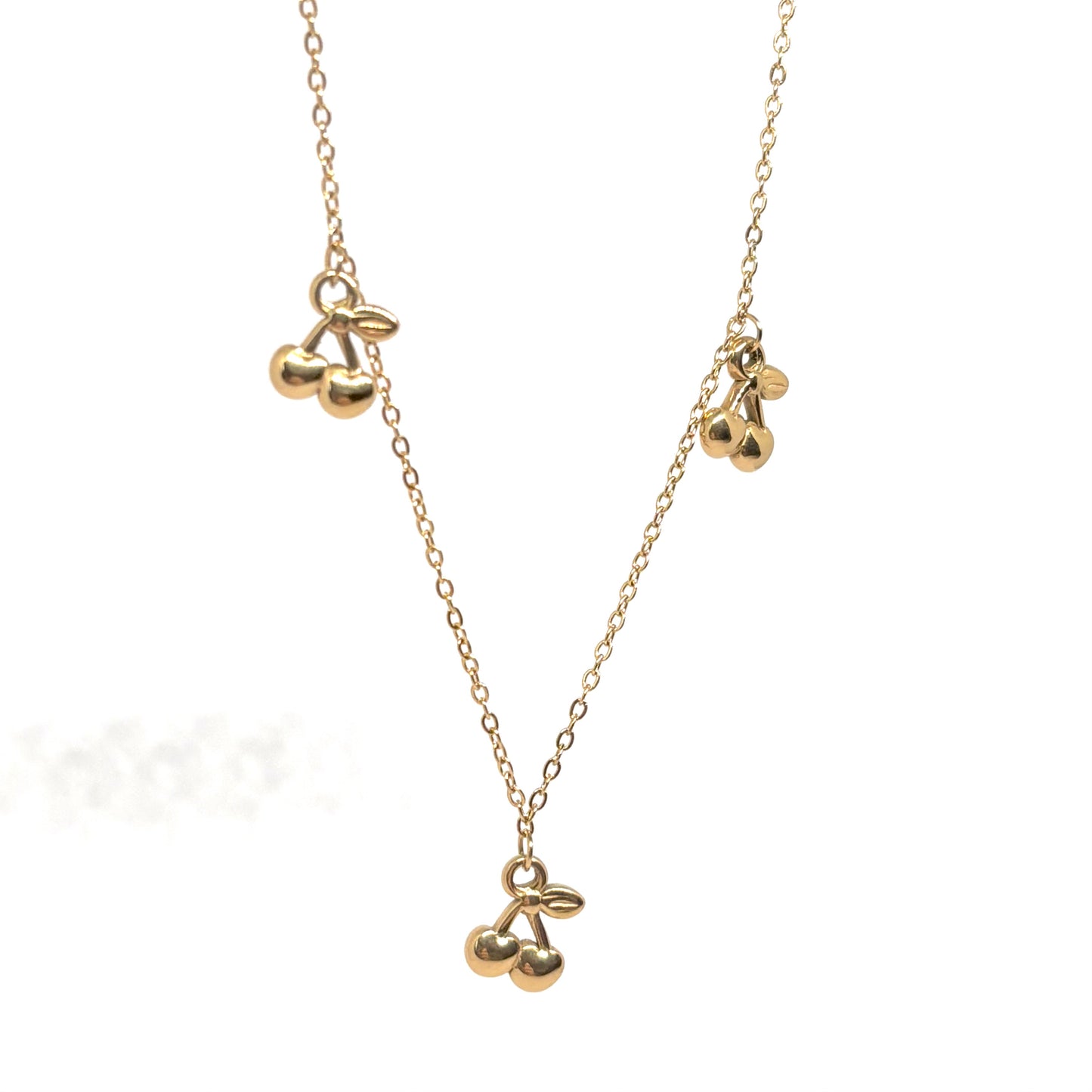 collier femme en acier inoxydable doré avec pendentif trois cerises stylisées sur chaîne fine 40 + 5 cm, bijou gourmand et tendance à offrir