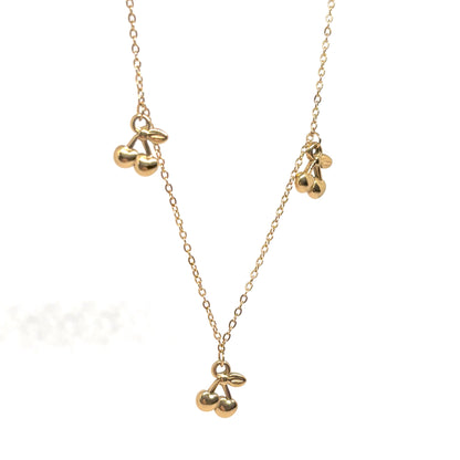 collier femme en acier inoxydable doré avec pendentif trois cerises stylisées sur chaîne fine 40 + 5 cm, bijou gourmand et tendance à offrir