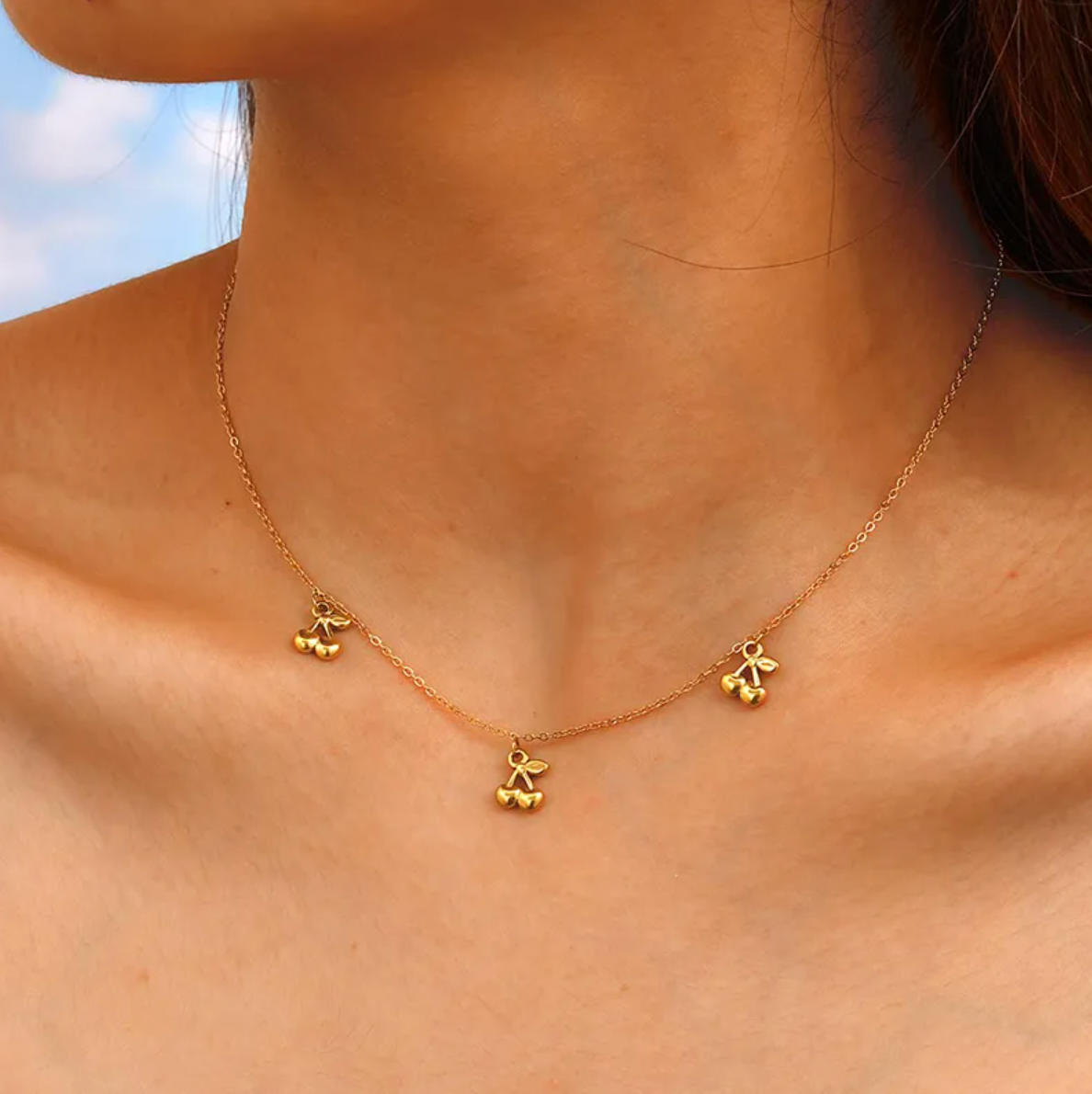 collier femme en acier inoxydable doré avec pendentif trois cerises stylisées sur chaîne fine 40 + 5 cm, bijou gourmand et tendance à offrir