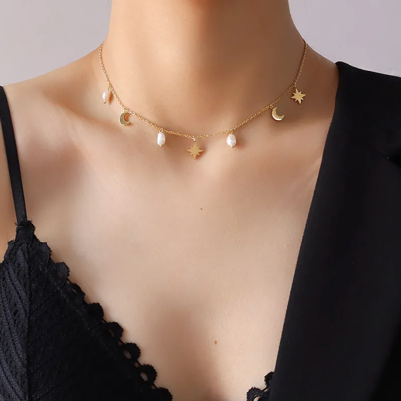 collier femme en acier inoxydable doré avec pendentifs astres (étoile et lune) et perles blanches, chaîne réglable, bijou mode tendance à offrir