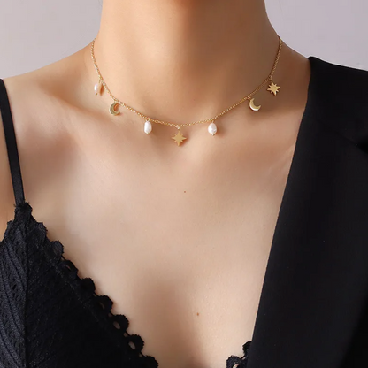 collier femme en acier inoxydable doré avec pendentifs astres (étoile et lune) et perles blanches, chaîne réglable, bijou mode tendance à offrir