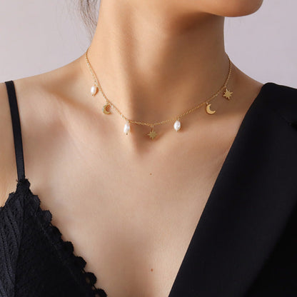 Laissez parler votre énergie cosmique avec ce collier doré à pendentifs lune et étoiles, sublimé par de délicates perles blanches. Un bijou poétique qui mêle symbolique céleste et lumière naturelle.