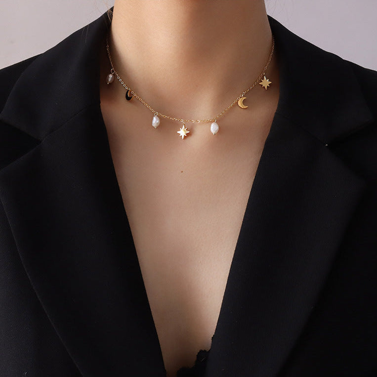 Laissez parler votre énergie cosmique avec ce collier doré à pendentifs lune et étoiles, sublimé par de délicates perles blanches. Un bijou poétique qui mêle symbolique céleste et lumière naturelle.