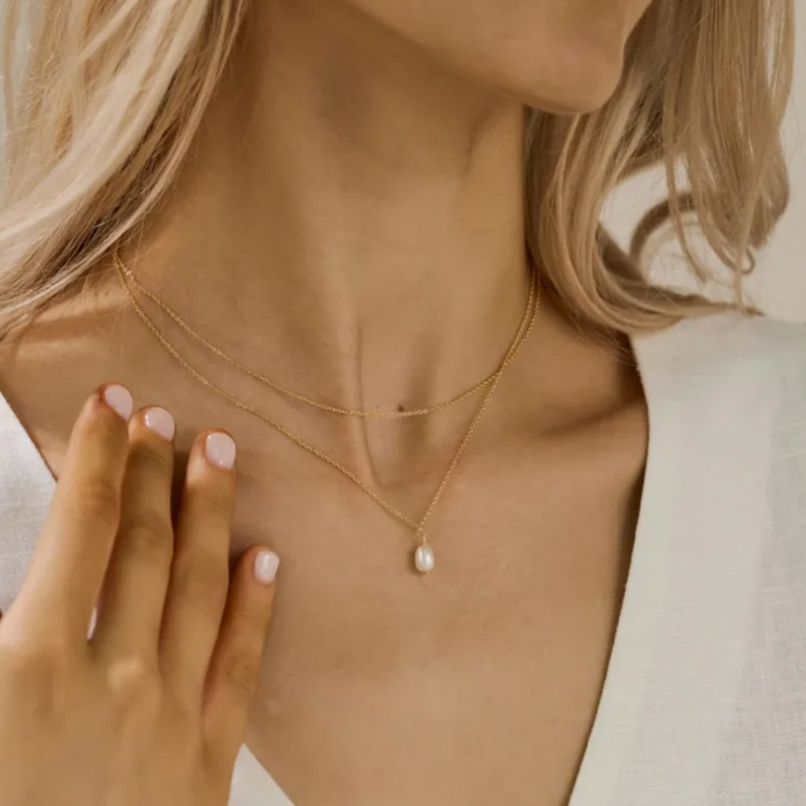 collier femme en acier inoxydable doré 14K composé de deux chaînes superposées et d’un pendentif perle blanche ovale, longueur 38 +5 cm, bijou minimaliste et raffiné au style intemporel