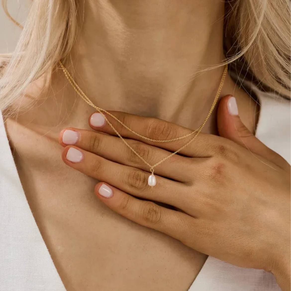collier femme en acier inoxydable doré 14K composé de deux chaînes superposées et d’un pendentif perle blanche ovale, longueur 38 +5 cm, bijou minimaliste et raffiné au style intemporel