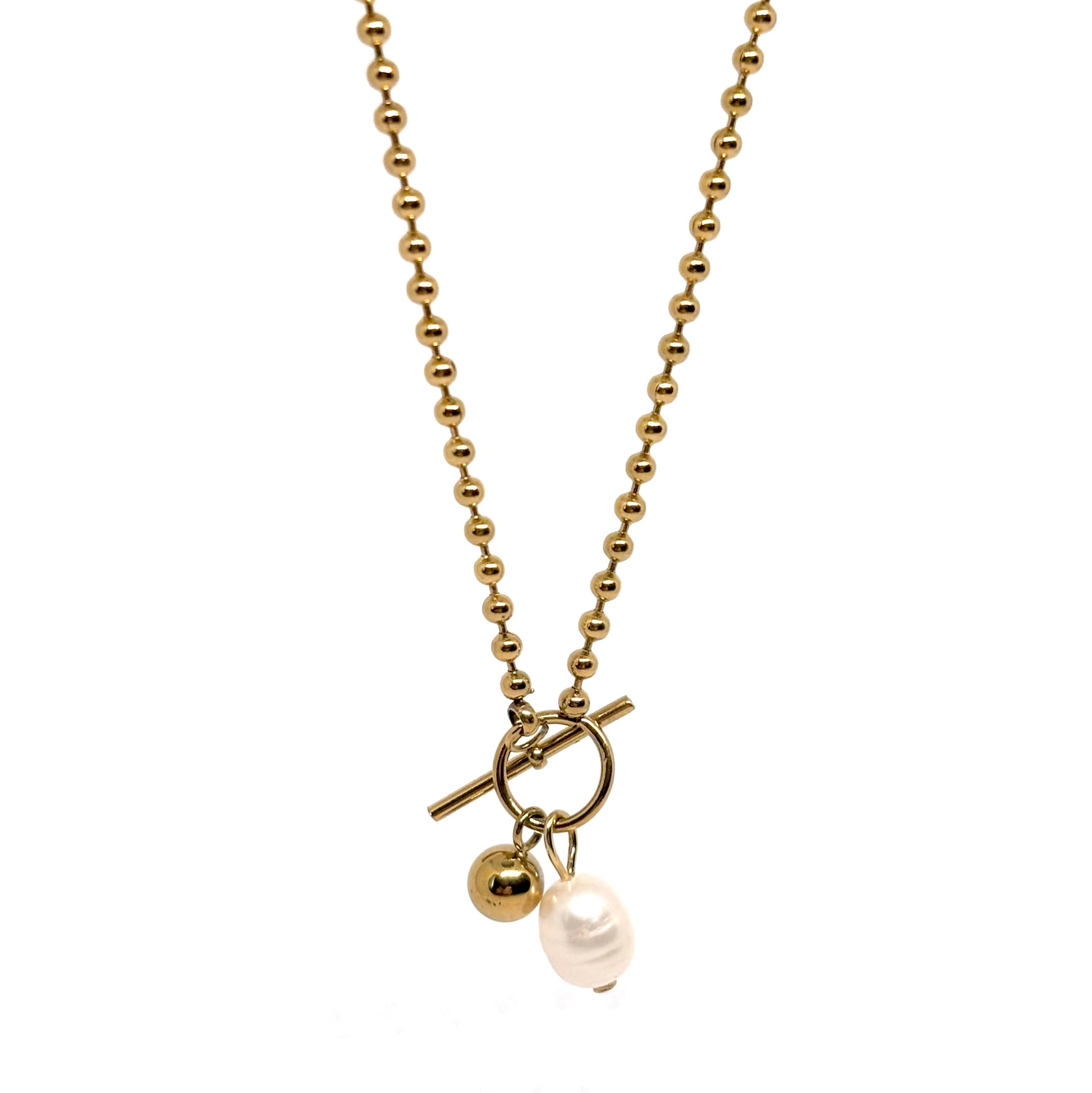collier femme en acier inoxydable doré 14K avec fermoir toggle apparent, orné d’une perle blanche irrégulière et d’une perle dorée brillante, longueur 45 cm, bijou minimaliste et raffiné au style moderne