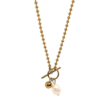 collier femme en acier inoxydable doré 14K avec fermoir toggle apparent, orné d’une perle blanche irrégulière et d’une perle dorée brillante, longueur 45 cm, bijou minimaliste et raffiné au style moderne