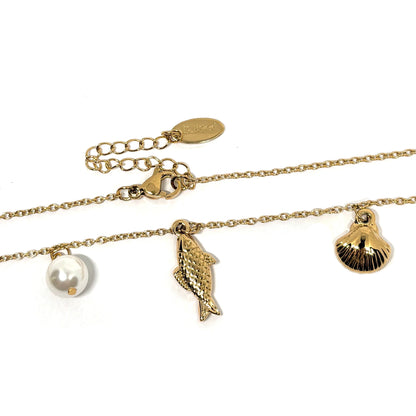 collier femme en acier inoxydable doré orné de breloques marines coquillages et poissons gravés avec perle blanche centrale, longueur 40 +5 cm, bijou bohème chic estival et raffiné