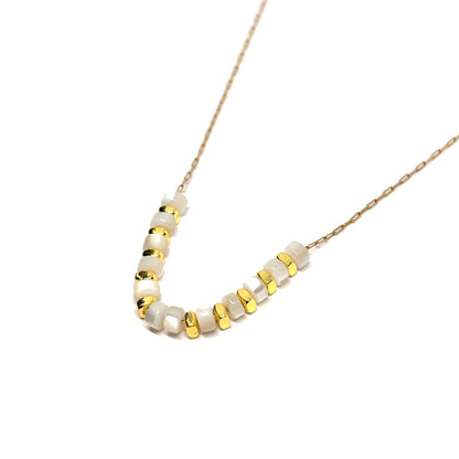 collier femme en acier inoxydable doré avec fine chaîne et perles plates blanches et dorées effet nacre, longueur 40 +5 cm, bijou minimaliste délicat et lumineux à porter au quotidien