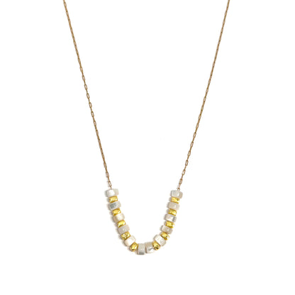 collier femme en acier inoxydable doré avec fine chaîne et perles plates blanches et dorées effet nacre, longueur 40 +5 cm, bijou minimaliste délicat et lumineux à porter au quotidien