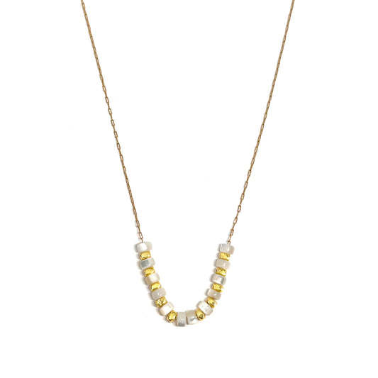 collier femme en acier inoxydable doré avec fine chaîne et perles plates blanches et dorées effet nacre, longueur 40 +5 cm, bijou minimaliste délicat et lumineux à porter au quotidien