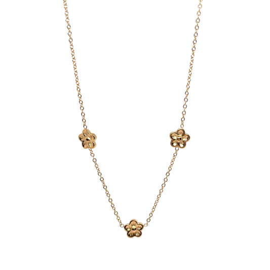 collier femme en acier inoxydable doré composé de trois fleurs miniatures en relief sur une chaîne fine, longueur 40 +5 cm, bijou floral délicat et bohème pour un look romantique et estival