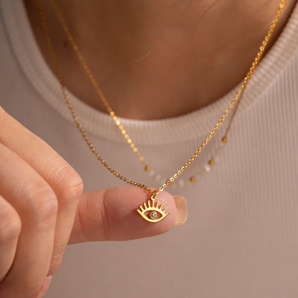 collier femme en acier inoxydable doré à double chaîne avec perles blanches et dorées et pendentif œil protecteur serti d’un strass, longueurs 39 et 41 +4 cm, bijou boho chic et symbolique