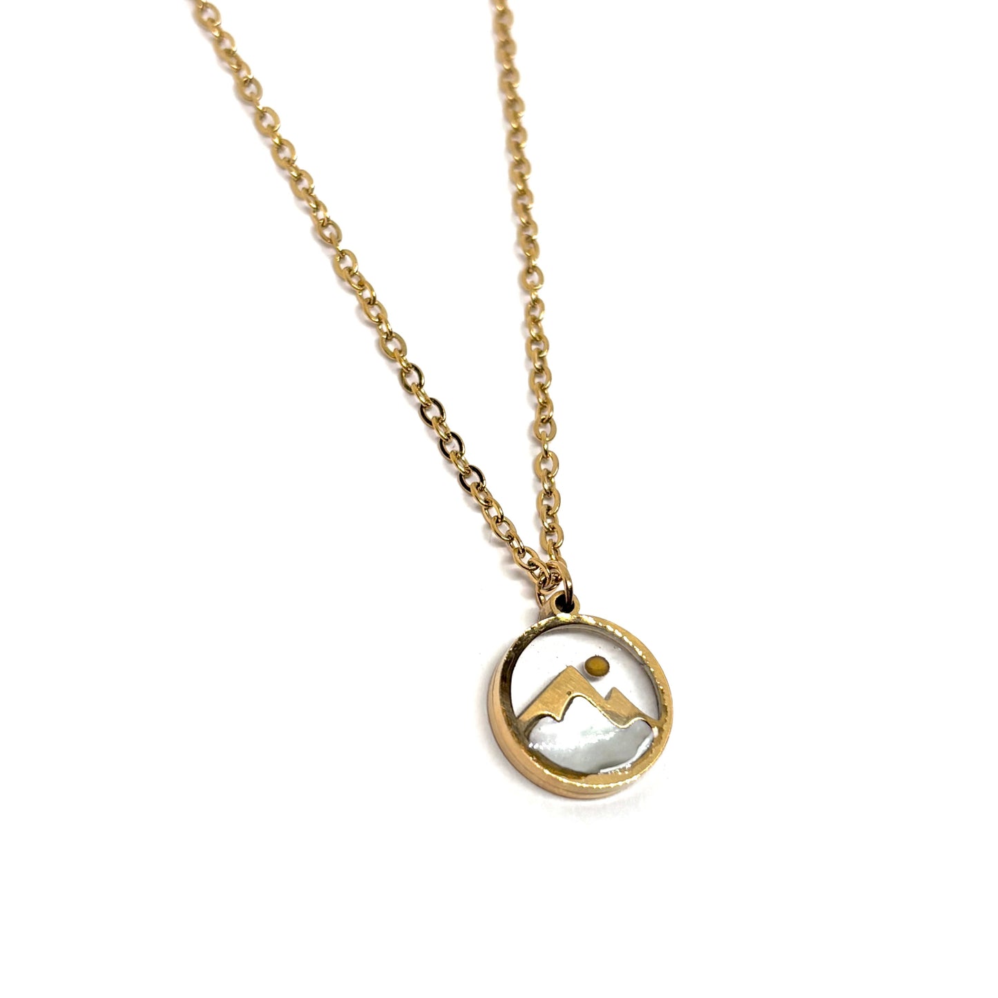 collier femme en acier inoxydable doré avec médaillon rond représentant un paysage de montagne sur fond nacré, longueur 45 à 50 cm, bijou poétique et discret inspiré de la nature