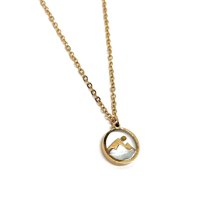 collier femme en acier inoxydable doré avec médaillon rond représentant un paysage de montagne sur fond nacré, longueur 45 à 50 cm, bijou poétique et discret inspiré de la nature