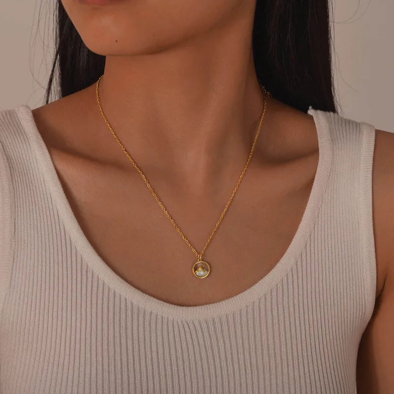 collier femme en acier inoxydable doré avec médaillon rond représentant un paysage de montagne sur fond nacré, longueur 45 à 50 cm, bijou poétique et discret inspiré de la nature