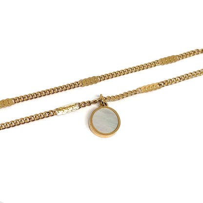 collier femme en acier inoxydable doré avec médaillon rond en nacre naturelle et double chaîne délicate, bijou minimaliste élégant à offrir