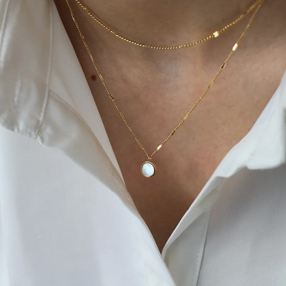collier femme en acier inoxydable doré avec médaillon rond en nacre naturelle et double chaîne délicate, bijou minimaliste élégant à offrir