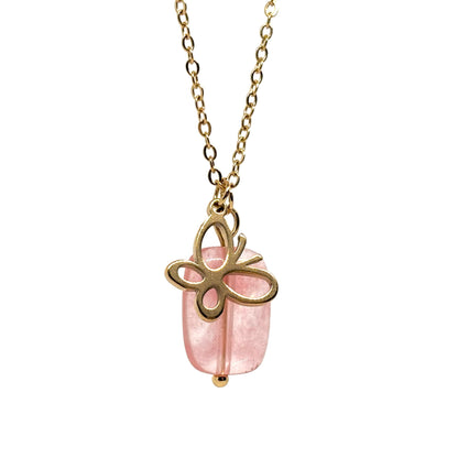 collier femme en acier inoxydable doré avec pendentif papillon ajouré posé sur pierre rose pastel, longueur 39,5 +6 cm, bijou symbolique et féminin plein de douceur et de légèreté