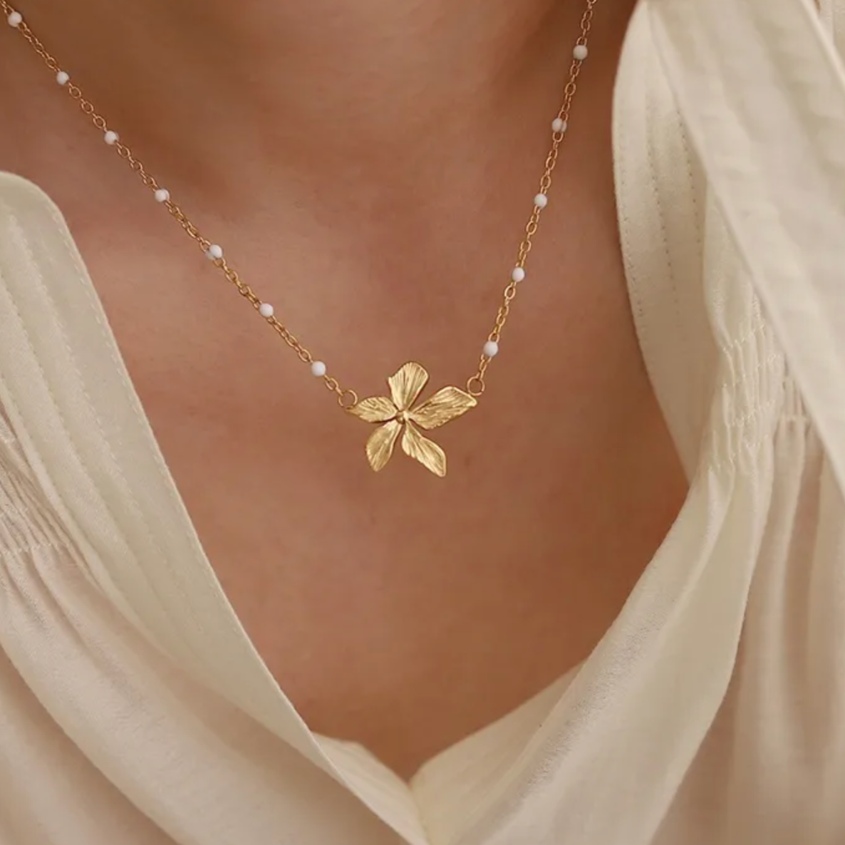 collier femme en acier inoxydable doré orné d’une orchidée sculptée et de perles blanches nacrées, longueur 41 +5 cm, bijou floral féminin et raffiné au style bohème romantique