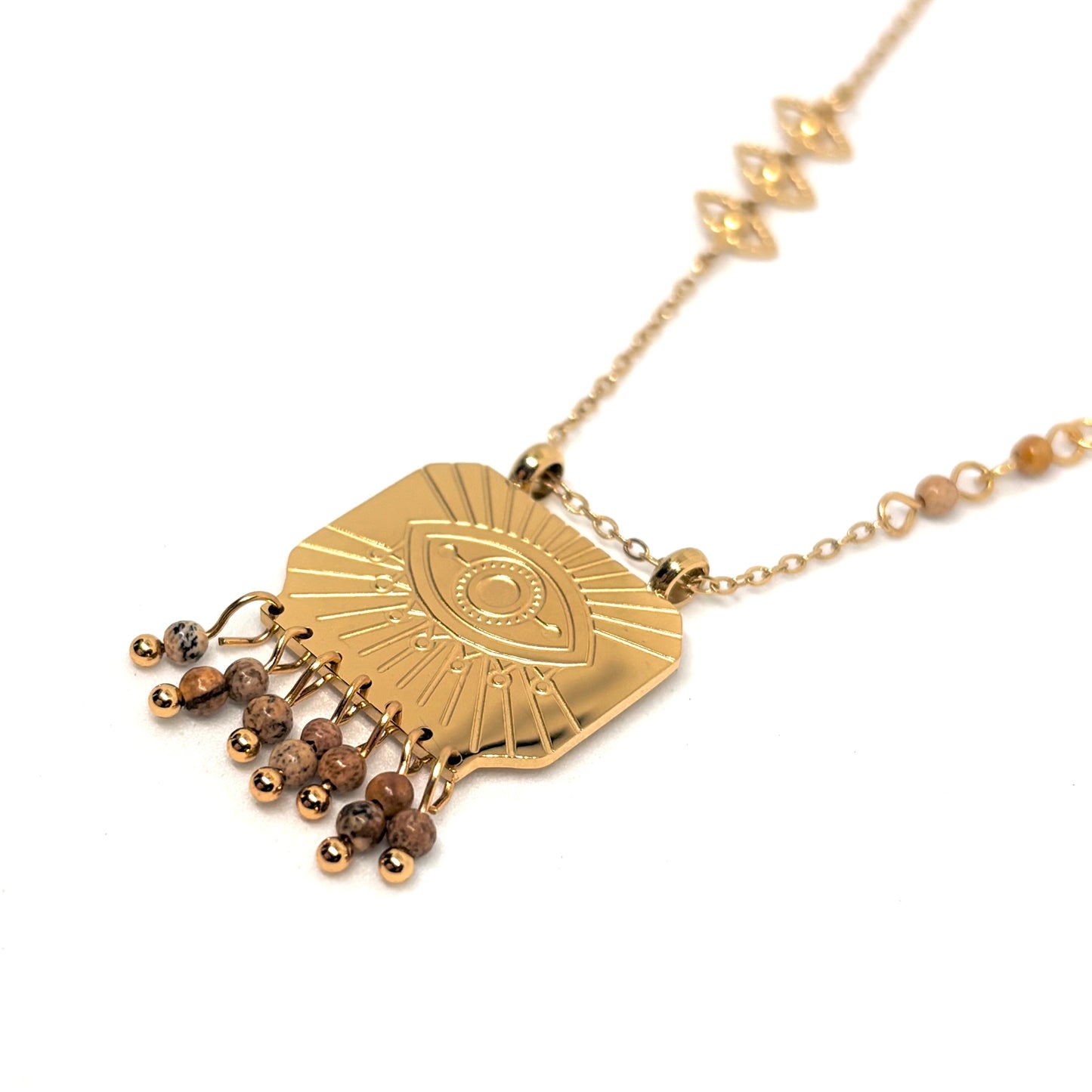 collier femme en acier inoxydable doré avec pendentif carré gravé d’un œil protecteur entouré de pampilles et maillons décoratifs, bijou talisman au style bohème chic et symbolique