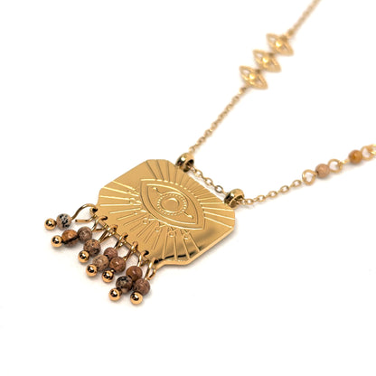 collier femme en acier inoxydable doré avec pendentif carré gravé d’un œil protecteur entouré de pampilles et maillons décoratifs, bijou talisman au style bohème chic et symbolique