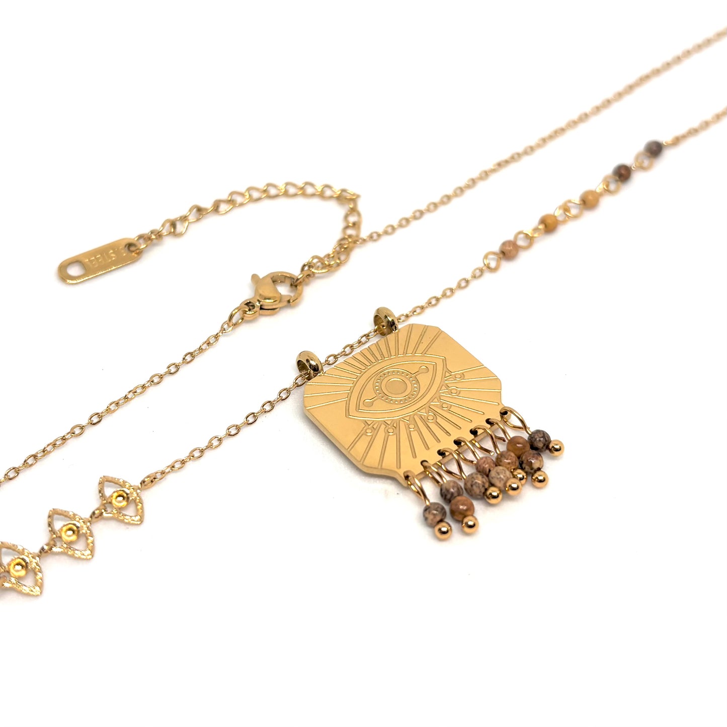 collier femme en acier inoxydable doré avec pendentif carré gravé d’un œil protecteur entouré de pampilles et maillons décoratifs, bijou talisman au style bohème chic et symbolique