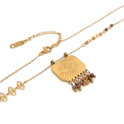 collier femme en acier inoxydable doré avec pendentif carré gravé d’un œil protecteur entouré de pampilles et maillons décoratifs, bijou talisman au style bohème chic et symbolique