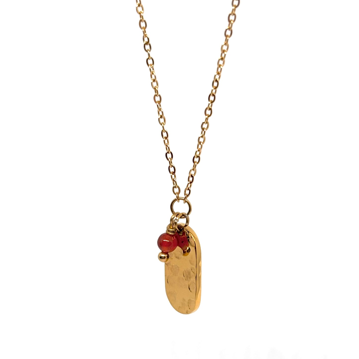 collier femme en acier inoxydable doré avec pendentif rectangulaire martelé orné d’une perle rouge cerise, longueur 40 +5 cm, bijou minimaliste et moderne au style chic et original
