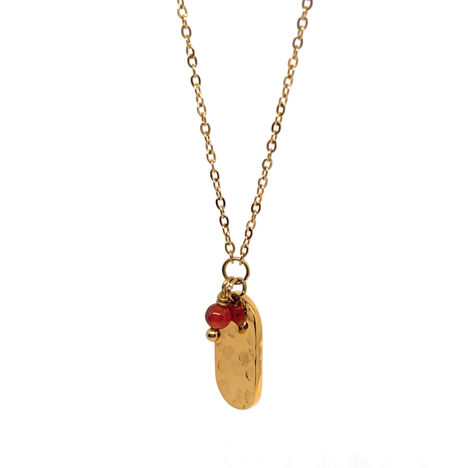 collier femme en acier inoxydable doré avec pendentif rectangulaire martelé orné d’une perle rouge cerise, longueur 40 +5 cm, bijou minimaliste et moderne au style chic et original