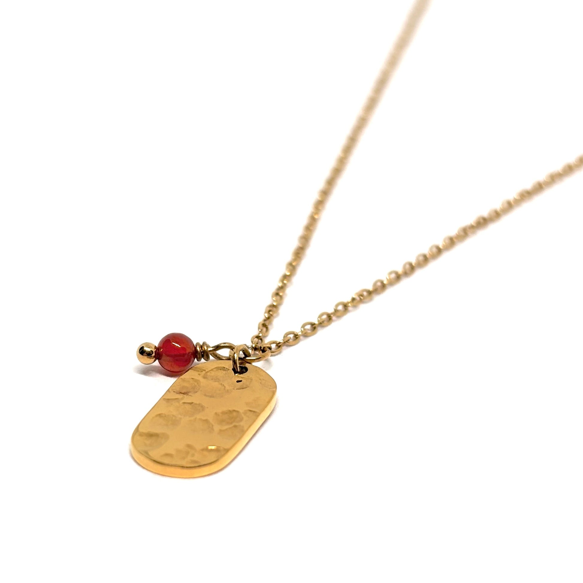 collier femme en acier inoxydable doré avec pendentif rectangulaire martelé orné d’une perle rouge cerise, longueur 40 +5 cm, bijou minimaliste et moderne au style chic et original