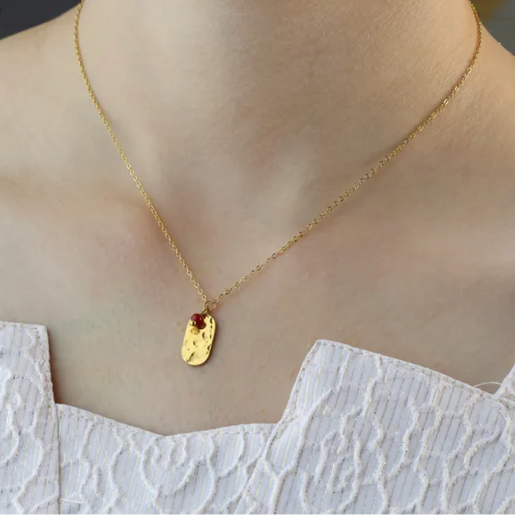 collier femme en acier inoxydable doré avec pendentif rectangulaire martelé orné d’une perle rouge cerise, longueur 40 +5 cm, bijou minimaliste et moderne au style chic et original