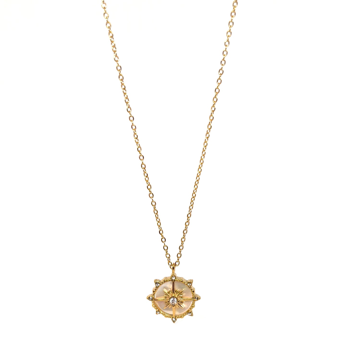 collier femme en acier inoxydable doré avec pendentif rond rose des vents dorée sur fond nacré et pierre centrale brillante, longueur 40 +5 cm, bijou symbolique de guidance et de liberté