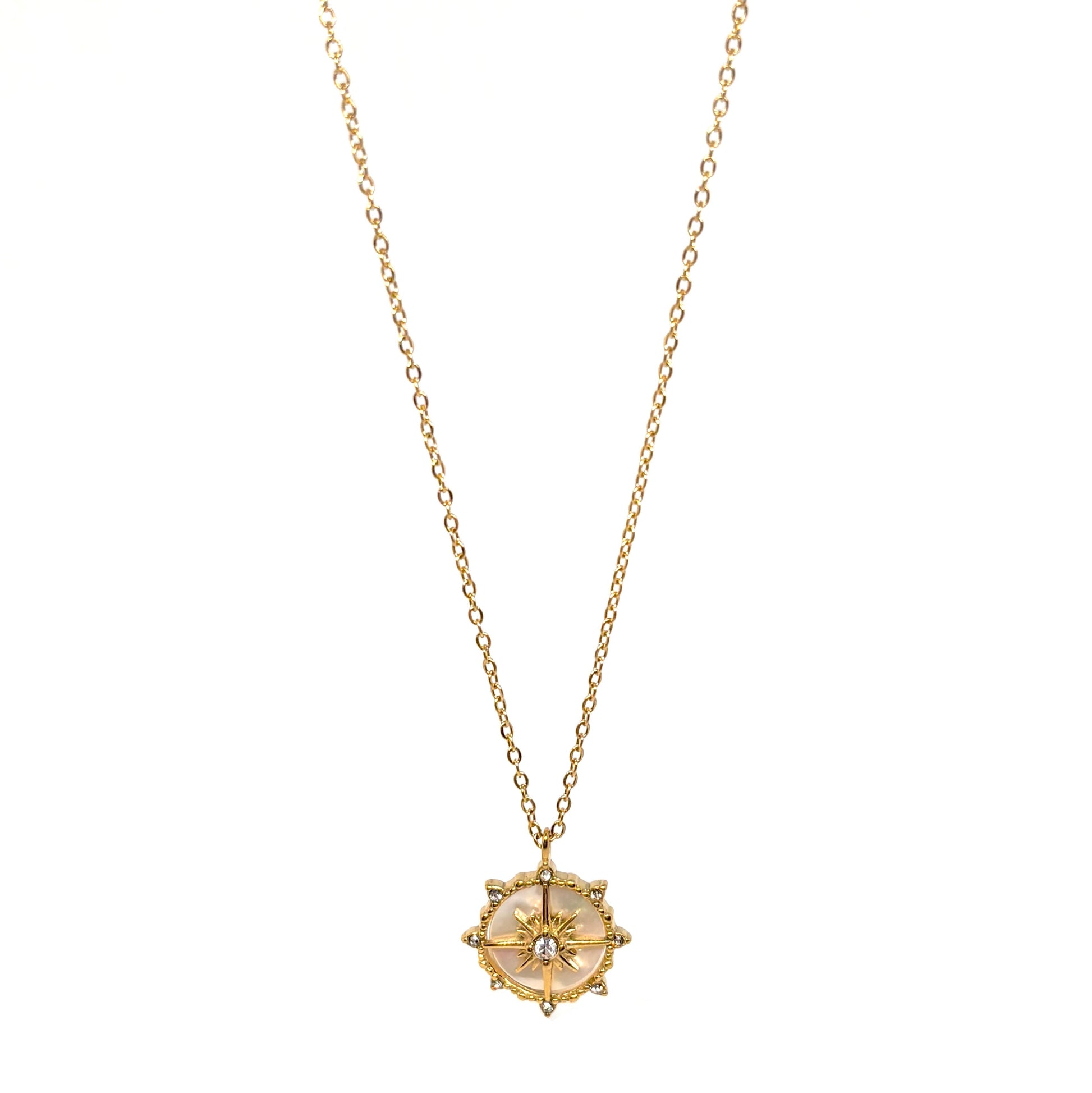 collier femme en acier inoxydable doré avec pendentif rond rose des vents dorée sur fond nacré et pierre centrale brillante, longueur 40 +5 cm, bijou symbolique de guidance et de liberté