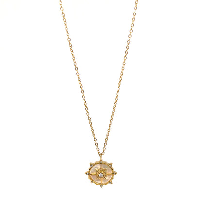 collier femme en acier inoxydable doré avec pendentif rond rose des vents dorée sur fond nacré et pierre centrale brillante, longueur 40 +5 cm, bijou symbolique de guidance et de liberté