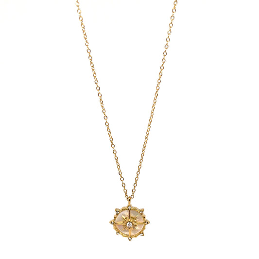 collier femme en acier inoxydable doré avec pendentif rond rose des vents dorée sur fond nacré et pierre centrale brillante, longueur 40 +5 cm, bijou symbolique de guidance et de liberté