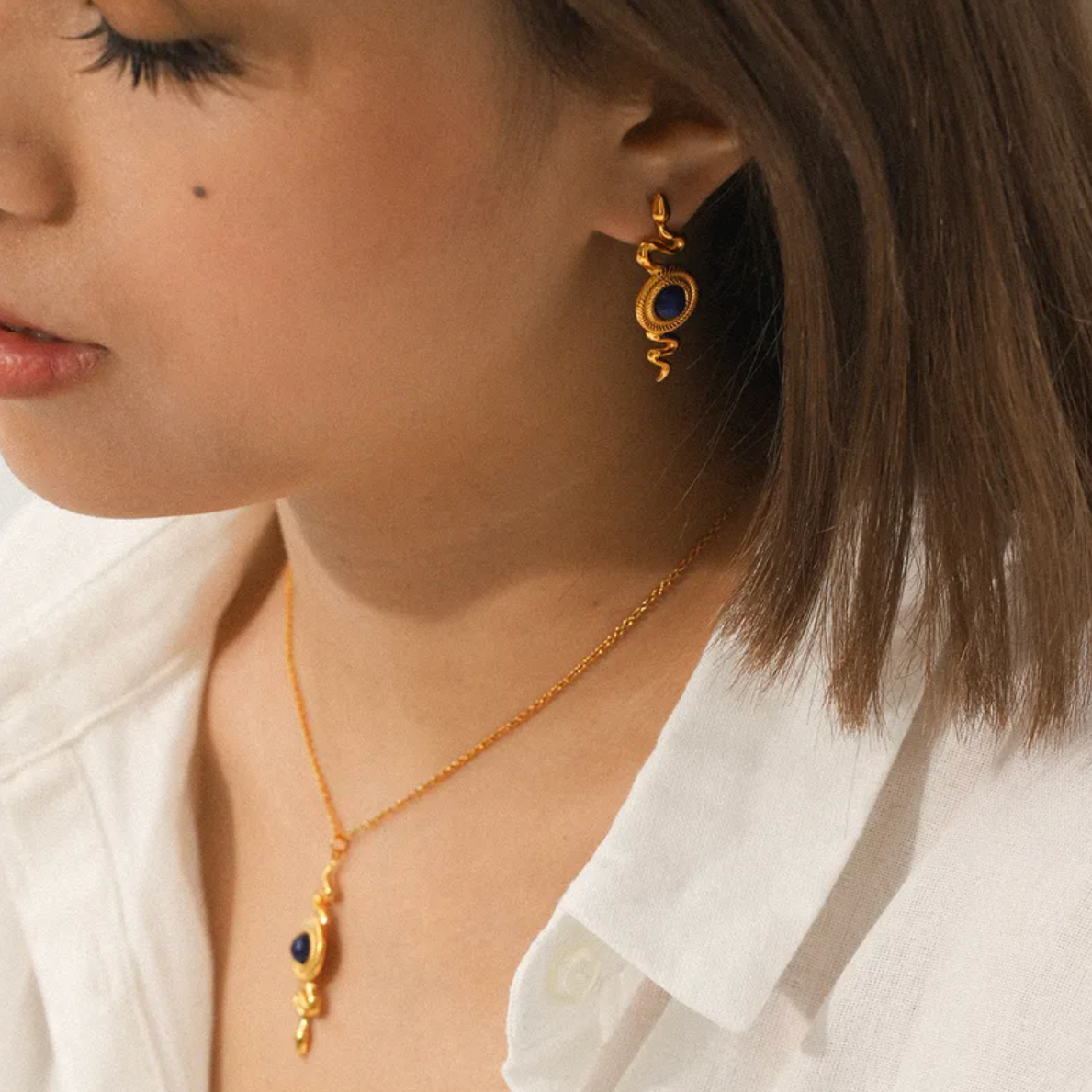 collier femme en acier inoxydable doré avec pendentif serpent ondulant orné d’une pierre bleue intense, longueur 44,5 +5,5 cm, bijou symbolique de protection et d’intuition